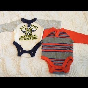 2 Old Navy long sleeve thermal onesies 0-3 months